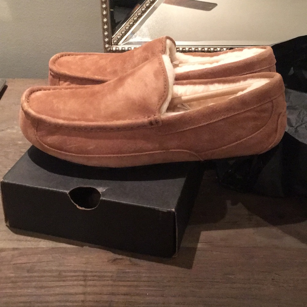 Men Ugg slipper size 8.   New with tags and box